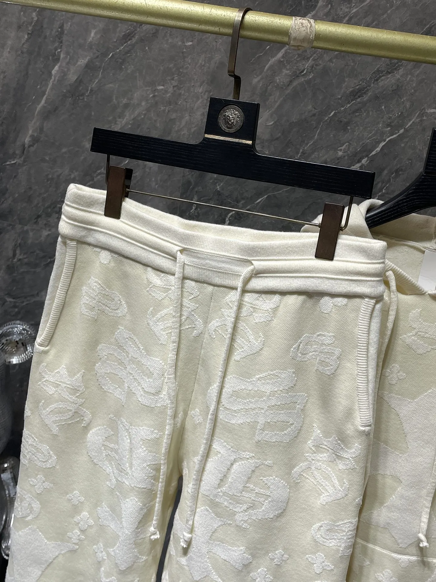 P436 Chrome Hearts🍁Sweater Series🍁 The same knitted suit from the official website. Special sesame base jacquard. Selected high-quality wool and 100% cotton knitted thickened fabric. Recommended color: beige. Size: S, M, L, XL.